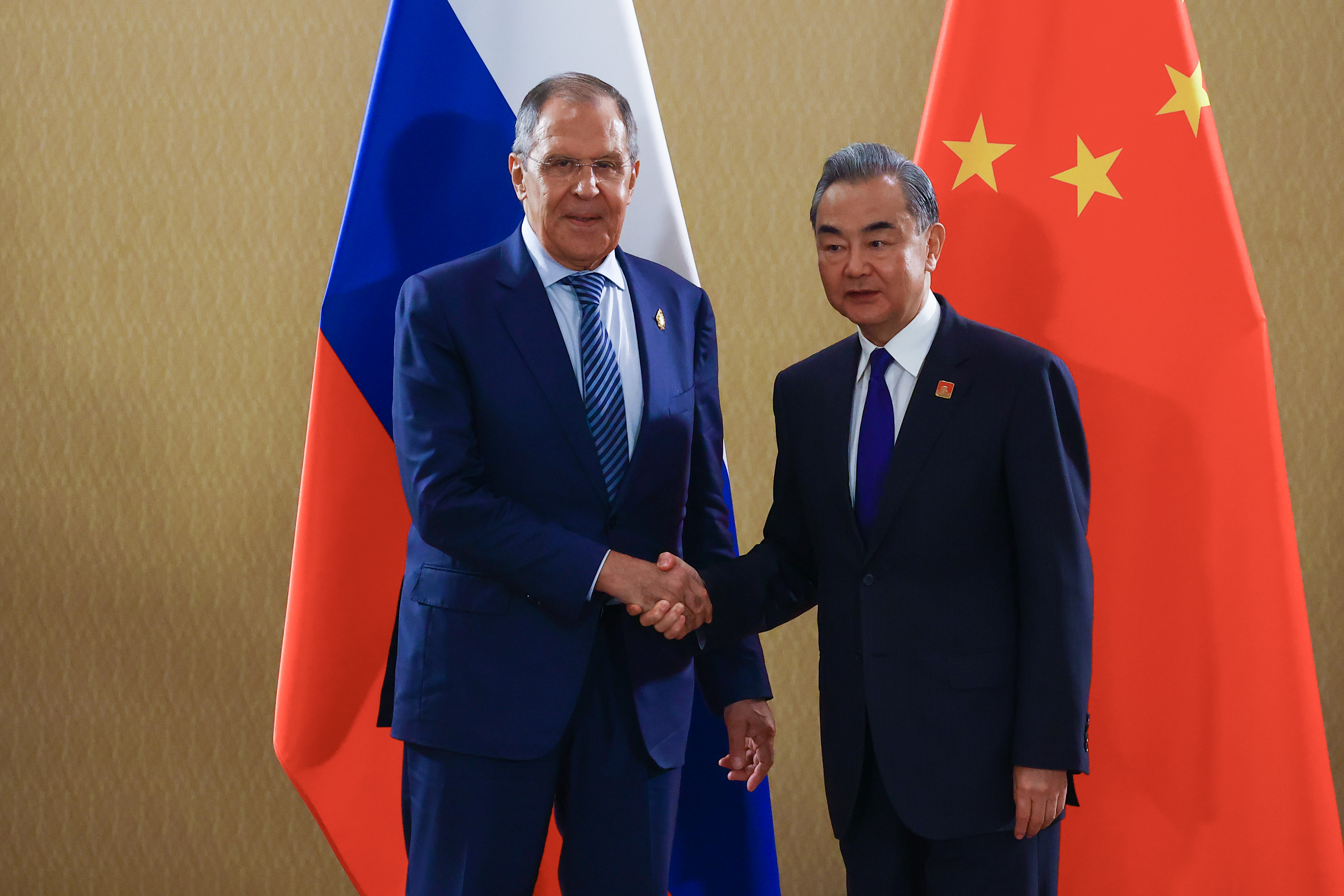 ван и министр иностранных дел китая